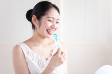 舌磨きは口臭予防に効果的！正しいやり方や舌ブラシの種類＆理想的な頻度